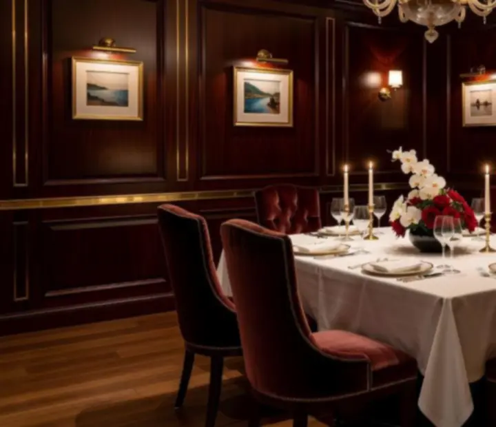 Luksuzno uređena VIP privatna soba u restoranu Star Issima s intimnim osvjetljenjem i elegantnim stolovima.